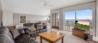 Currawong Cottage with views