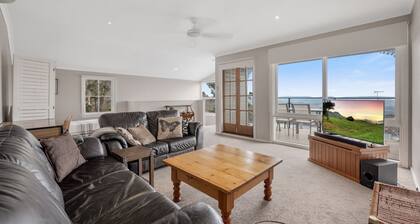 Currawong Cottage with views