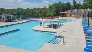 Une piscine agrémentée d’un belvédère, de chaises longues et d’un espace salon abrité.