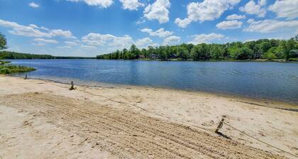 Golf, Ski + Fish: Cabin w/ Deck in Tobyhanna!