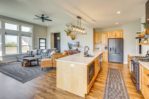 Stylish Montana Vacation Rental w/ Private Hot Tub