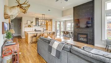 House (3 Bedrooms) | Living area | TV, fireplace, books