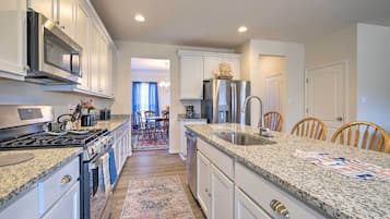 House (5 Bedrooms) | Interior