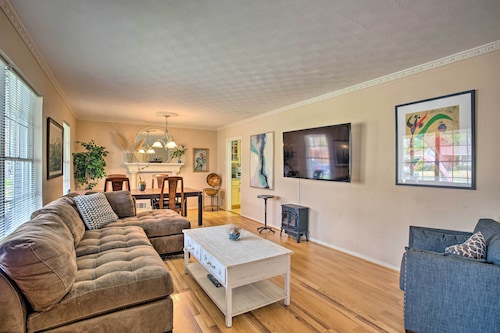 8 Mi to Lake Ray Hubbard: Creekside Garland Home