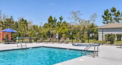 5 Mi to Beach: Gulf Shores Condo w/ Perks!