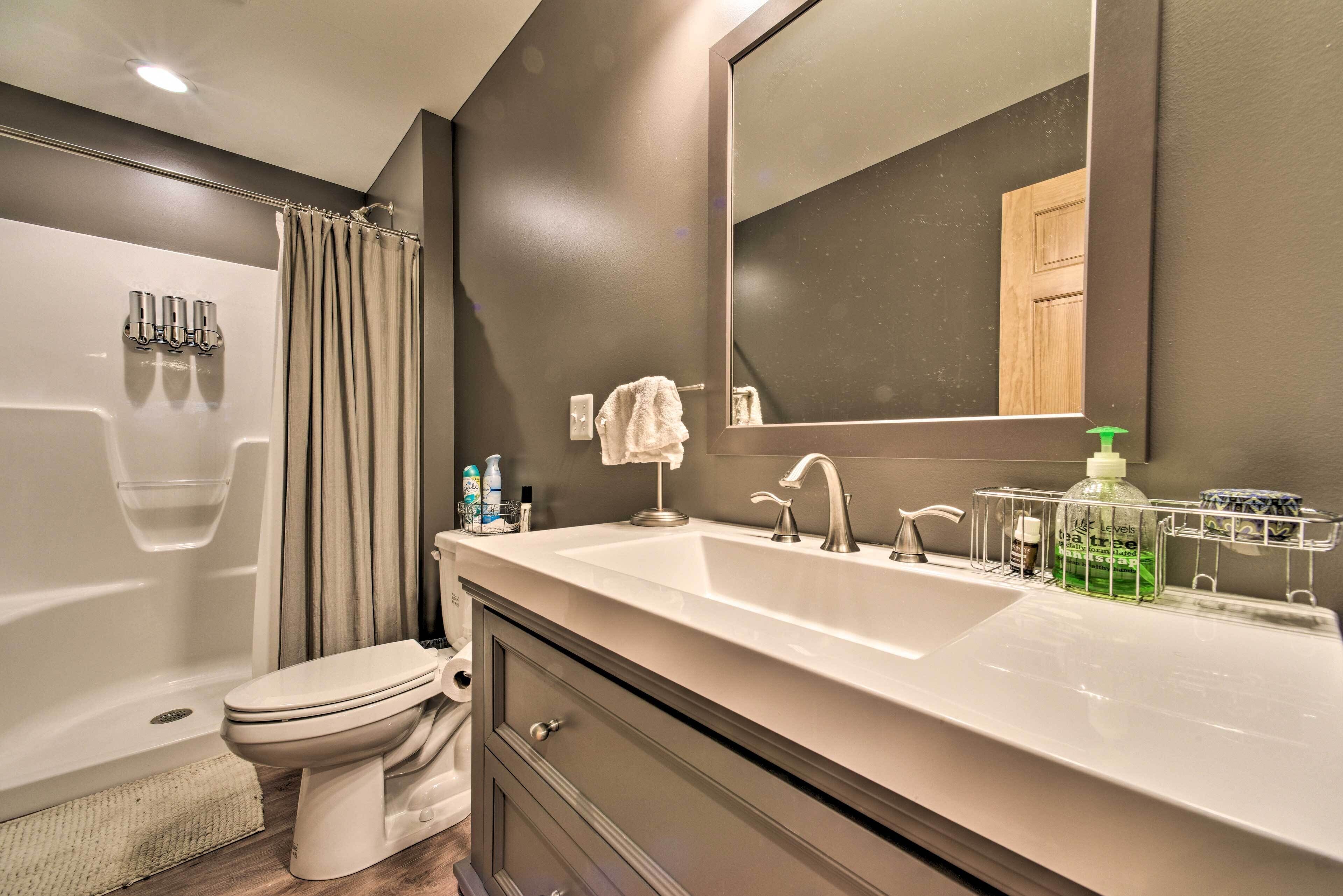 Ein modernes Badezimmer mit Badewanne, Toilette und Waschbecken.