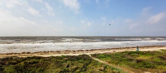 Gilchrist 'EZ Street Beach House' w/ Gulf Access!