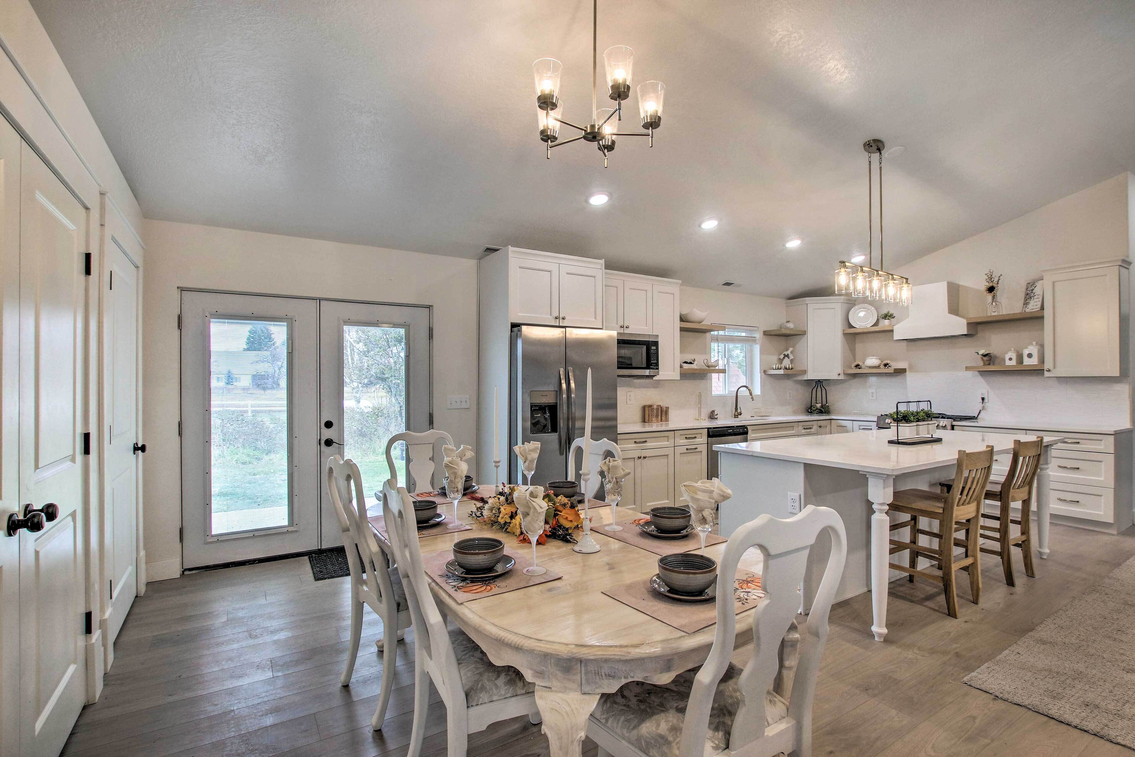 Cozy + Chic Abode ~ 11 Mi to Bloomington Lake