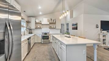 House (4 Bedrooms) | Interior