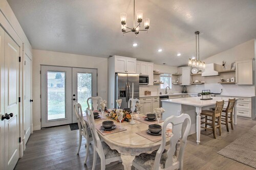 Cozy + Chic Abode ~ 11 Mi to Bloomington Lake