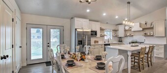 Cozy + Chic Abode ~ 11 Mi to Bloomington Lake