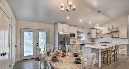 Cozy + Chic Abode ~ 11 Mi to Bloomington Lake