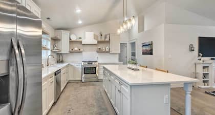 Cozy + Chic Abode ~ 11 Mi to Bloomington Lake