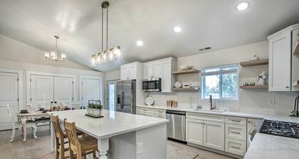 Cozy + Chic Abode ~ 11 Mi to Bloomington Lake