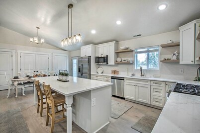 Cozy + Chic Abode ~ 11 Mi to Bloomington Lake
