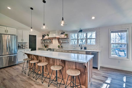 House (4 Bedrooms) | Private kitchen | Microwave, oven, stovetop, dishwasher