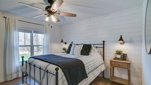House (4 Bedrooms) - 'the Retreat on Reno' Home w/ Hot Tub + Deck! (Reeds Spring)