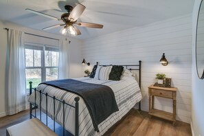 House (4 Bedrooms) | 4 bedrooms, iron/ironing board, free cribs/infant beds, bed sheets - 'the Retreat on Reno' Home w/ Hot Tub + Deck! (Reeds Spring)