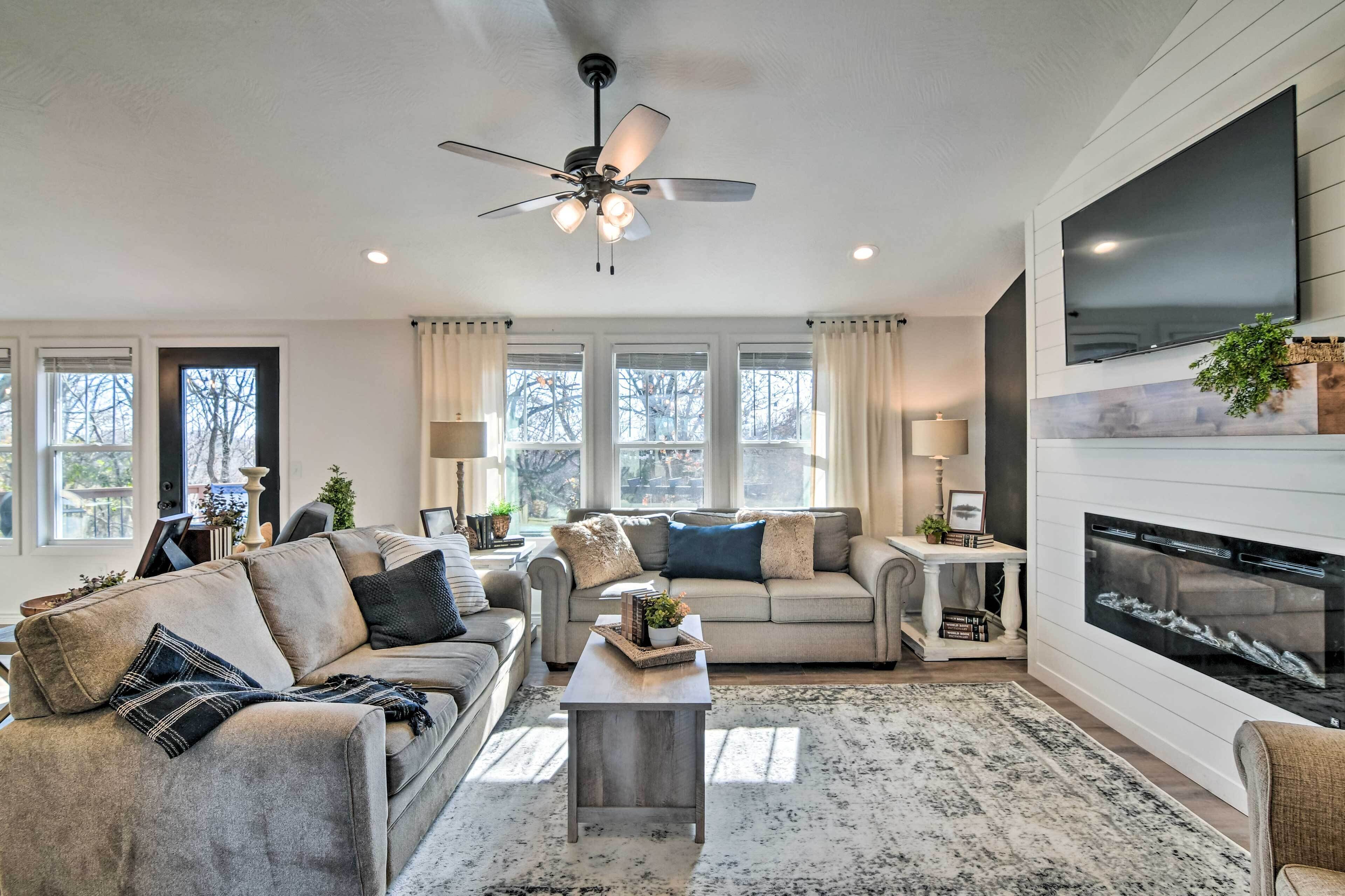 'the Retreat on Reno' Home w/ Hot Tub + Deck!