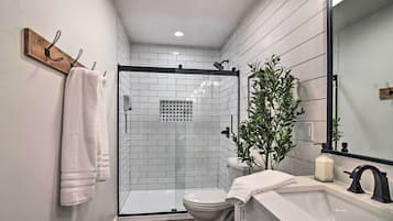 House (4 Bedrooms) | Bathroom | Shower