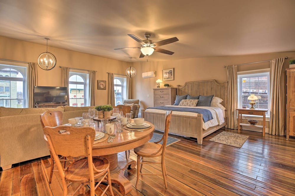 Chic Main Street Retreat < 7 Mi to KY Horse Park! - Harrison County, KY