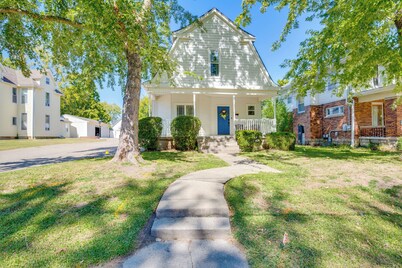 Walk to Dtwn Warrensburg: Cozy Family Home!