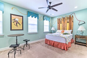 4 bedrooms, laptop workspace, iron/ironing board, bed sheets - Eclectic Davenport Townhome With Private Pool! (Davenport)