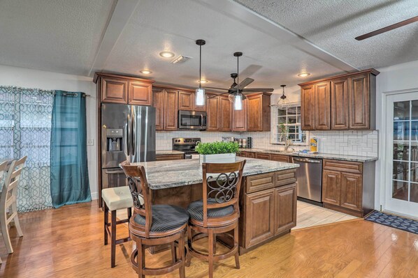 電子レンジ、オーブン、コンロ、食器洗い機