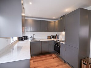 Kjøleskap, oppvaskmaskin, vannkoker og brødrister