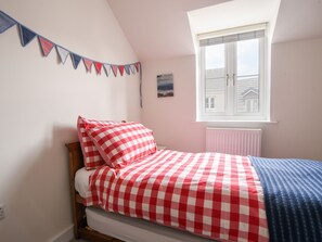 2 quartos, individualmente decorados, individualmente mobiliados
