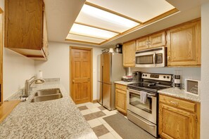 Apartment (2 Bedrooms) | Interior - Ski-in/ski-out Brian Head Condo w/ Pool Access! (Brian Head)