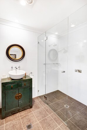 The Pardalote Room | Bathroom | Free toiletries, hair dryer, bathrobes