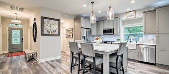 บ้านมอนท์กอมเมอรี่สไตล์โมเดิร์นพร้อมสนามหลังบ้าน, ดาดฟ้า, และเตาบาร์บีคิว