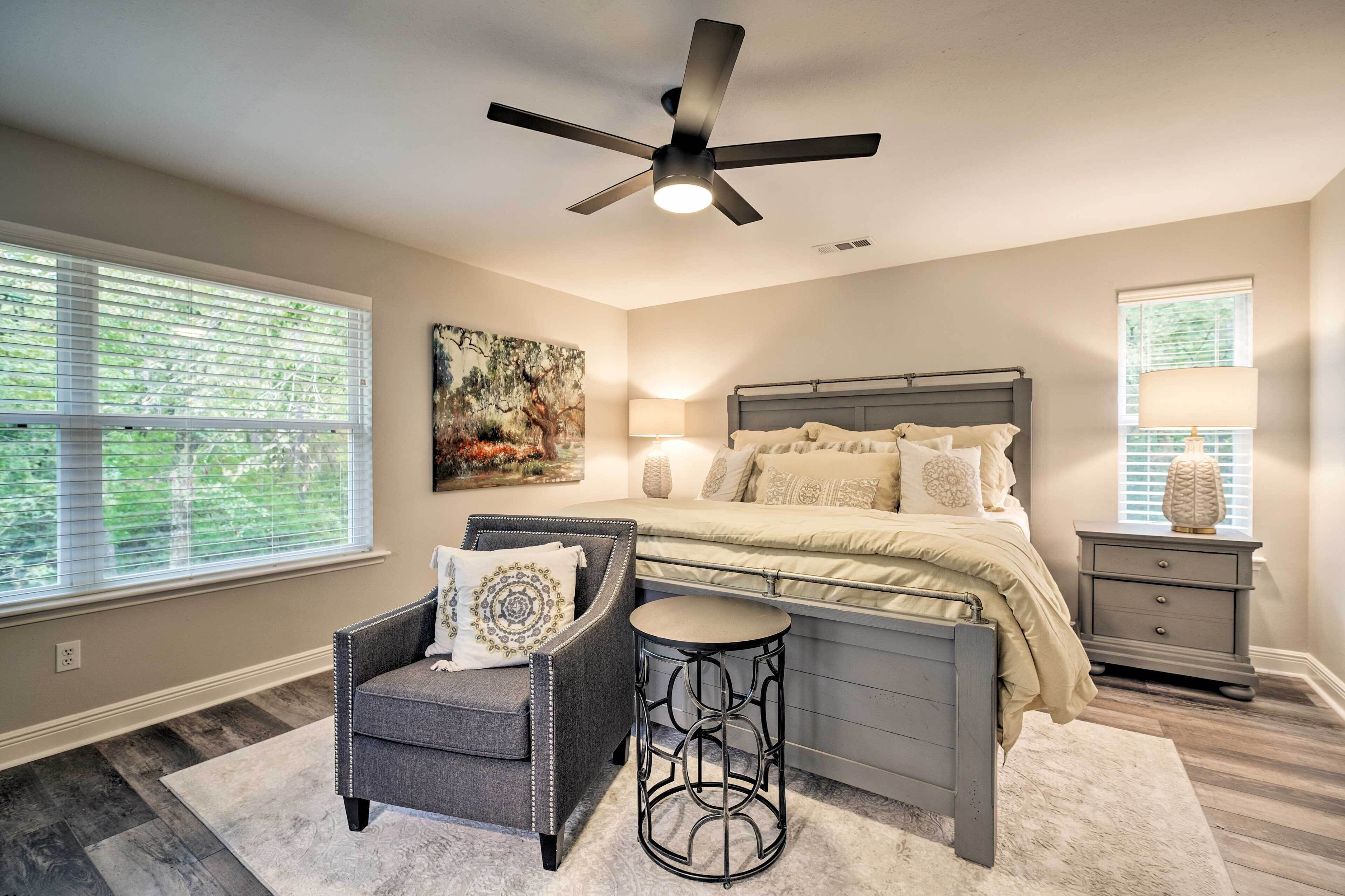 Modern Montgomery Home W/backyard, Deck, & Grill!