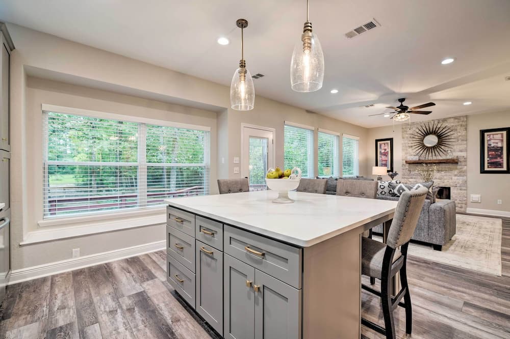 Modern Montgomery Home w/ Backyard, Deck, & Grill - Magnolia, TX