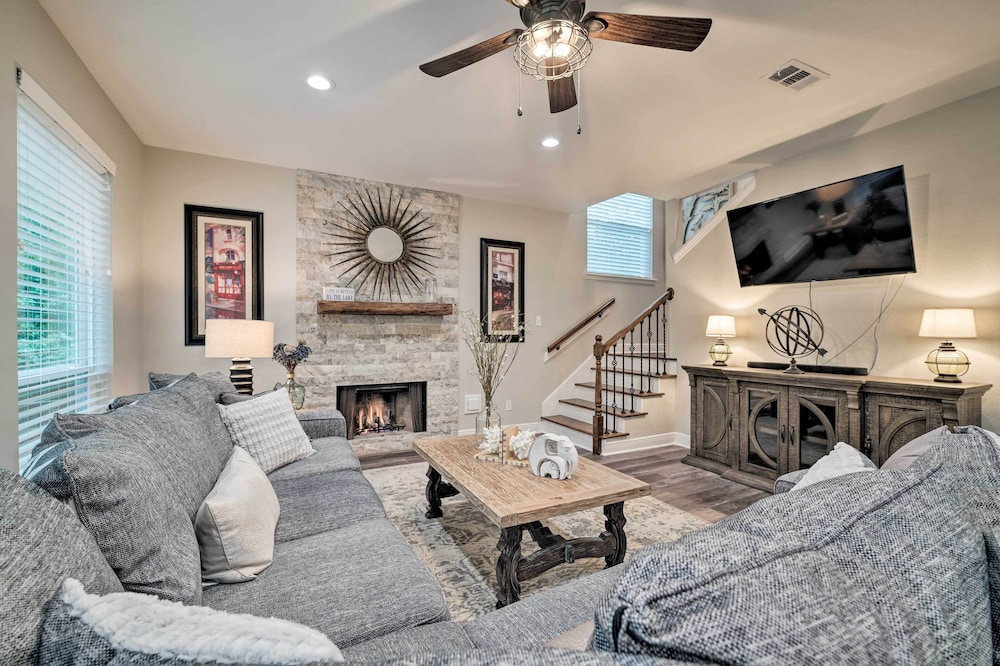 Modern Montgomery Home W/backyard, Deck, & Grill!