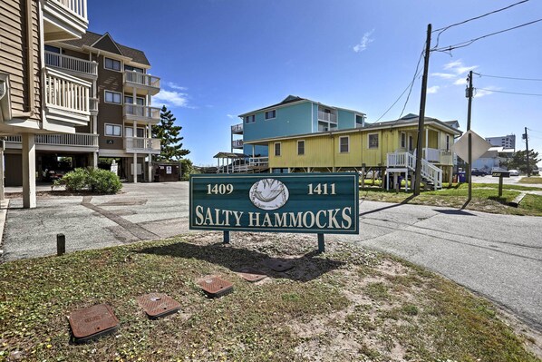 A street sign for Salty Hammocks with a clear sky. - Walk to Shore! Ocean-view Condo in Carolina Beach (Carolina Beach)