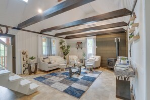 Interior - Cabin Rental Near Pennsylvania State Parks (Blain)