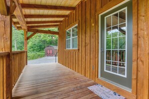 Interior - Cabin Rental Near Pennsylvania State Parks (Blain)