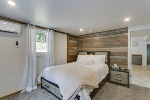 Interior - Cabin Rental Near Pennsylvania State Parks (Blain)