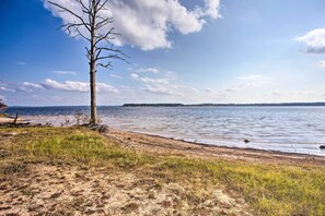 Beach - Cozy Cottage on Lake O The Pines w/ Lake Views! (Avinger)