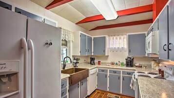 House (2 Bedrooms) | Private kitchen | Microwave, oven, stovetop, dishwasher