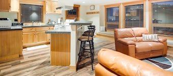 Ketchikan Apt - Walk to Refuge Cove Beach!