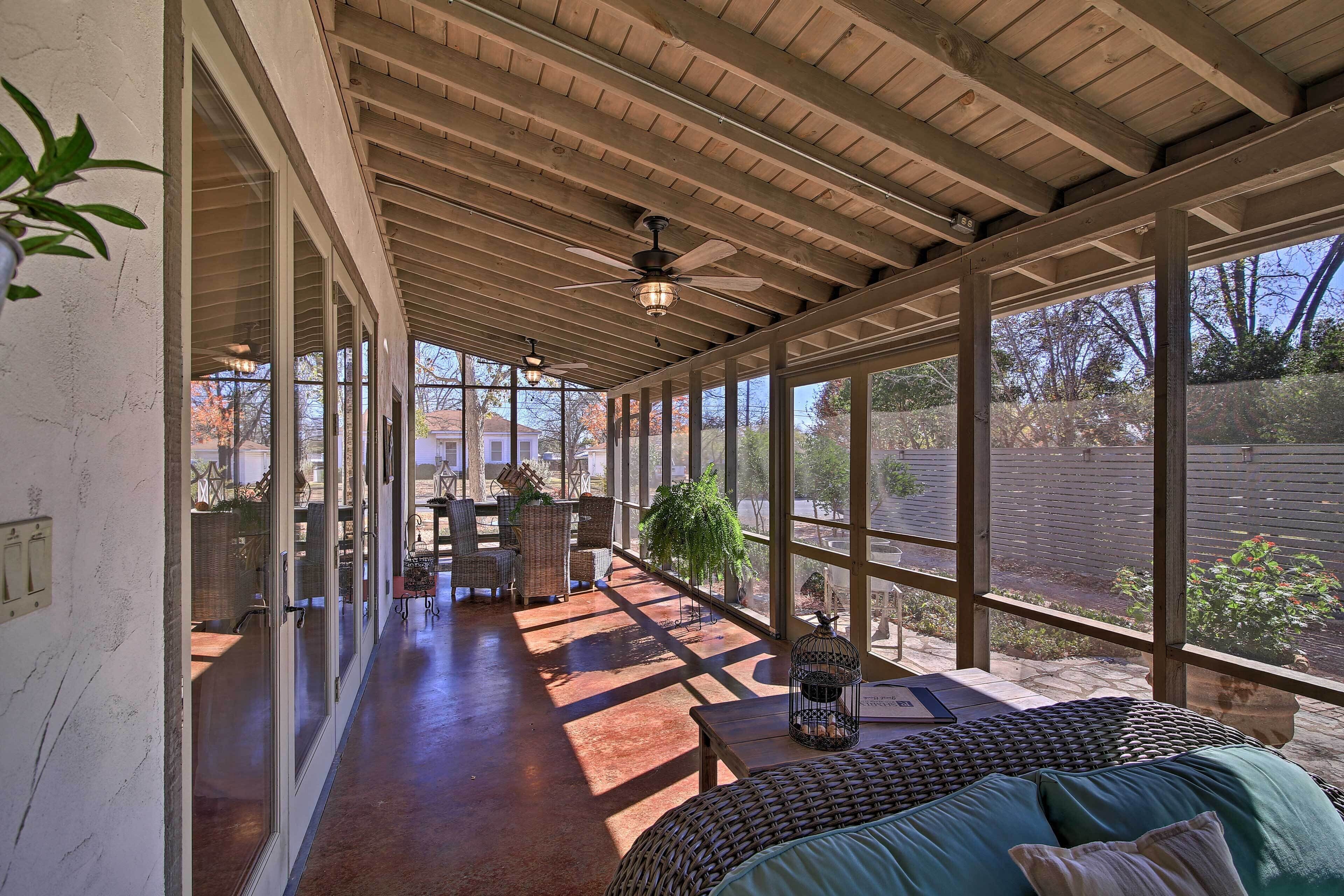 Red Stair Haus 4 Suite Haven Near Main Street!