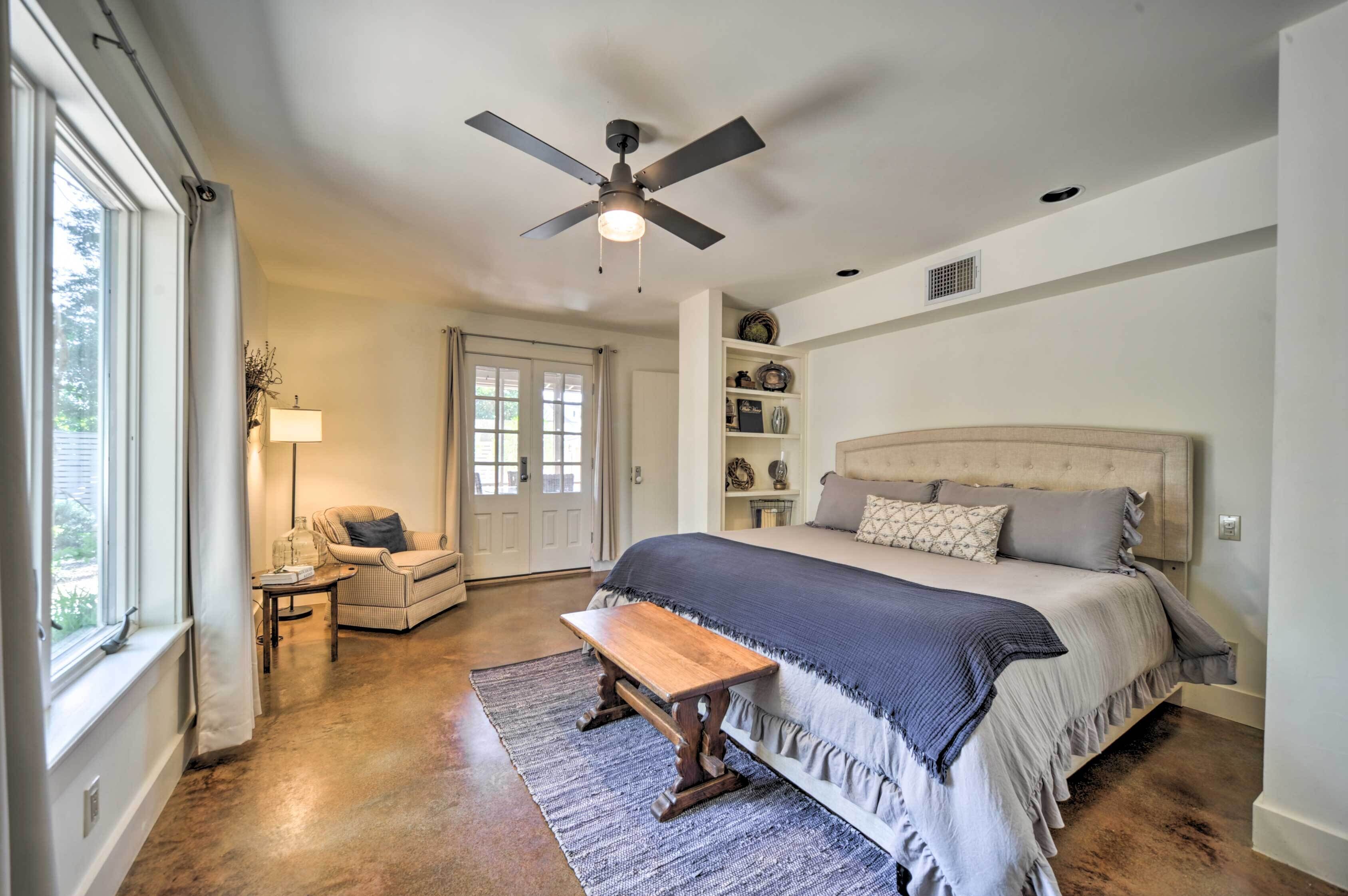 Red Stair Haus 4 Suite Haven Near Main Street!