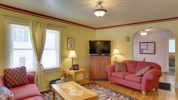 House (4 Bedrooms) | Living area | TV, DVD player