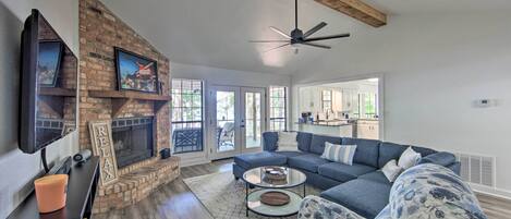 Huis (3 Bedrooms) | Woonruimte | Een televisie en een open haard