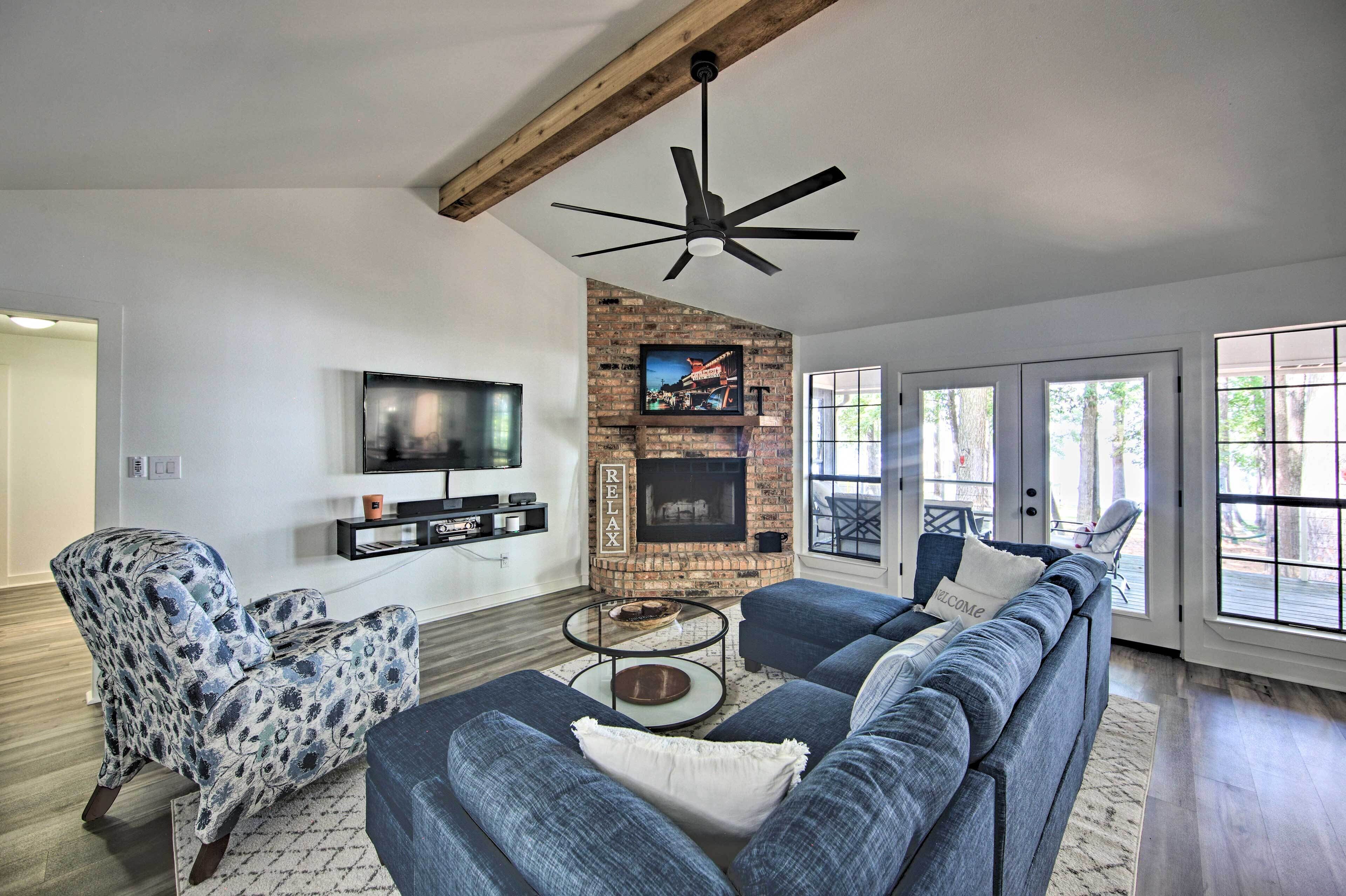 Luxe Flint Home w/ Sunset Views on Lake Palestine!