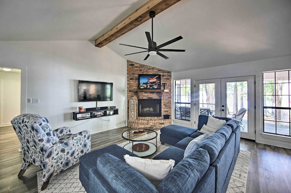 Luxe Flint Home w/ Sunset Views on Lake Palestine!