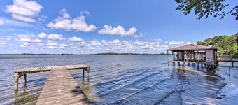 Luxe Lakehouse w/ Sunset Views on Lake Palestine!